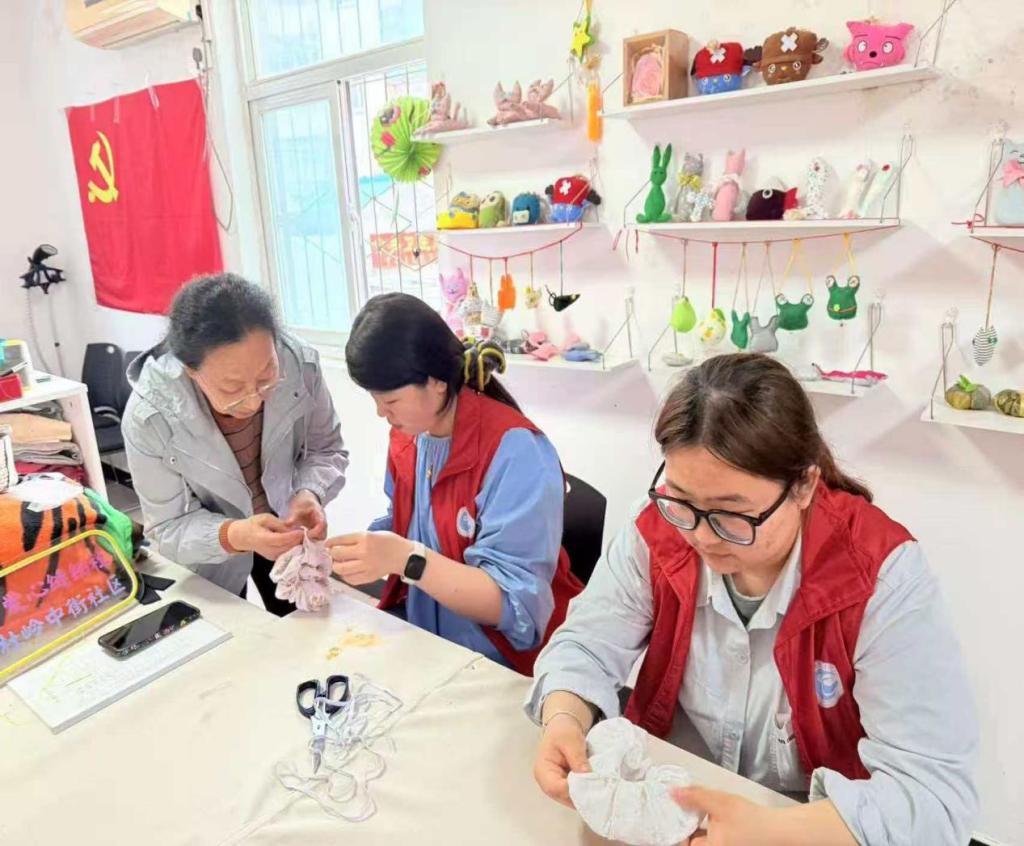 融合教育学院团委常态化开展社区缝纫志愿服务